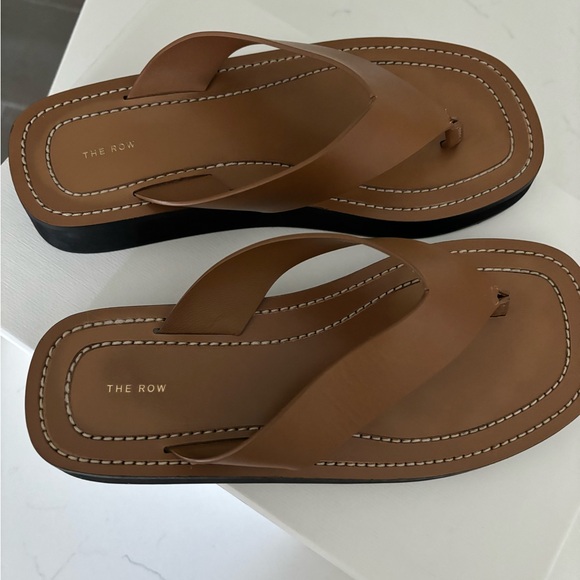 The Row Ginza Flip-Flop Smooth Calfskin Sandals - Picture 7 of 16